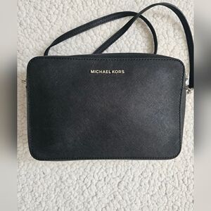 MICHAEL KORS Jet Set East West saffiano leather large crossbody bag - BLACK